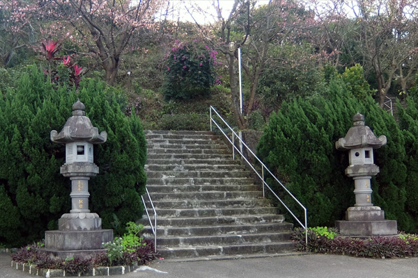 善光寺の駐車場からこの階段を登る